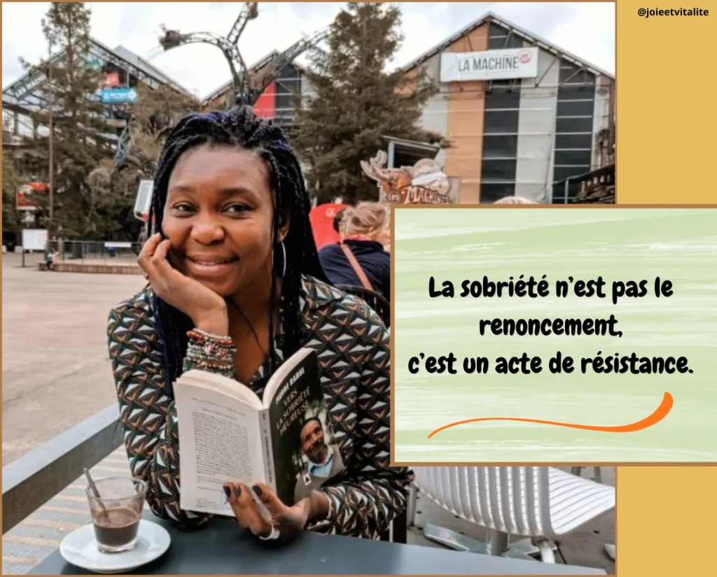 Joe Youkou, sophrologue, souriante à la terrasse d’un café, tient le livre Vers la sobriété heureuse de Pierre Rabhi. À côté, la citation : « La sobriété n’est pas le renoncement, c’est un acte de résistance. »